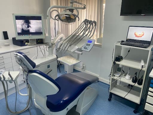 MAXICLIN - Clinica Dentária logo