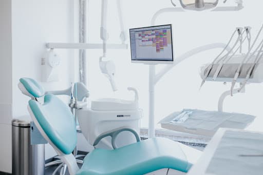 Clínica Dentária OralMED Corroios logo