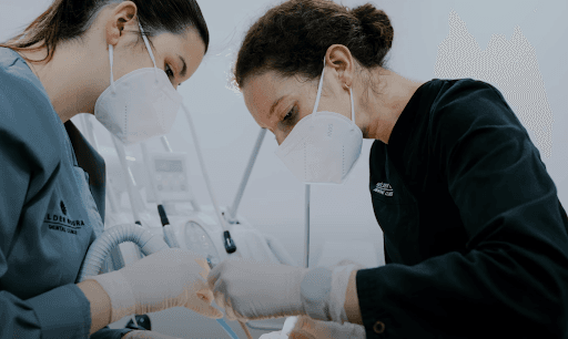 Hélder Moura Dental Clinics logo