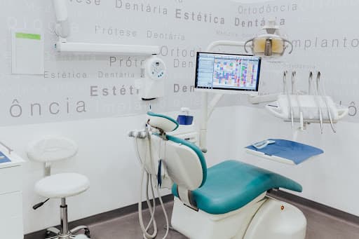 Clínica Dentária OralMED Barreiro logo