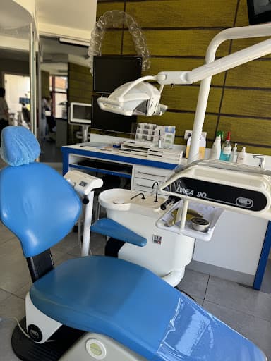 LAclinic - Clínica de Medicina Dentária logo