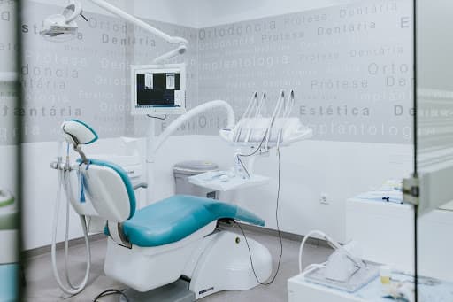 Clínica Dentária OralMED Cascais logo