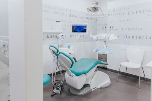 Clínica Dentária OralMED Odivelas logo