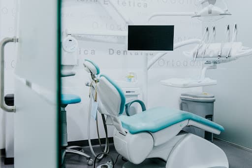 Clínica Dentária OralMED Mem Martins logo