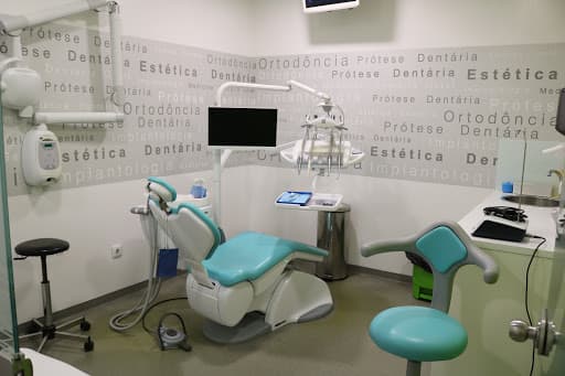 Clínica Dentária OralMED Ermesinde logo