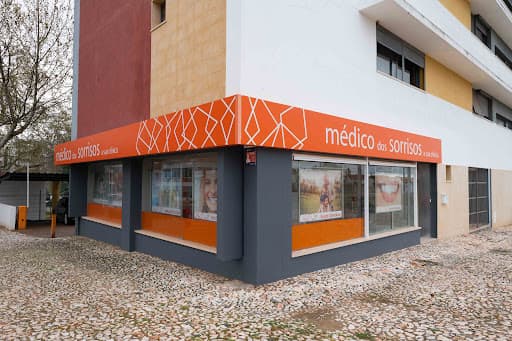 Médico dos Sorrisos - Clínica Dentária logo