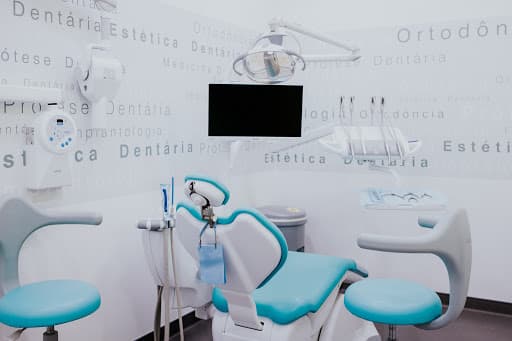 Clinica Dentária OralMED Caldas da Rainha logo