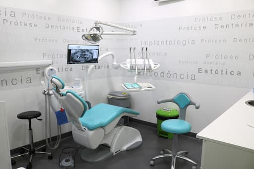 Clínica Dentária OralMED Paredes logo