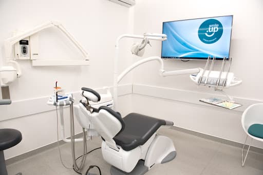 Smile.up Clínicas Dentárias Famalicão logo