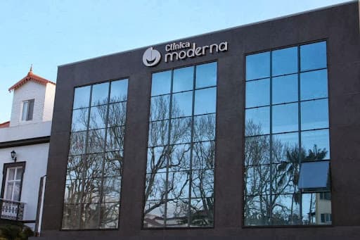 Clínica Moderna - A sua Clínica Médica e Dentária logo