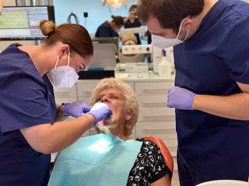 Meclinic- URGÊNCIA DENTÁRIA 24 HORAS logo